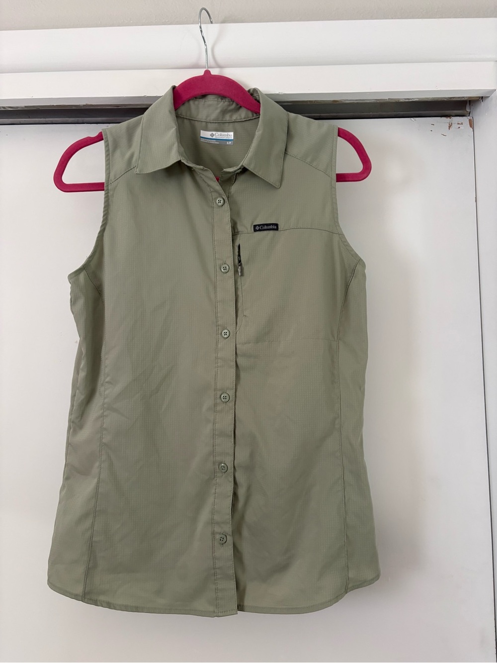 Columbia Sleeveless Button-Front Outdoor Shirt in Light Olive Green